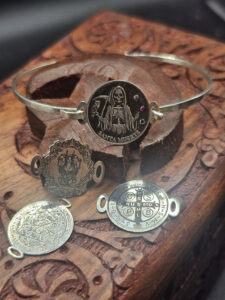 Bracciale tutto in argento e componibile con Santa muerte - Ecate - San Benedetto